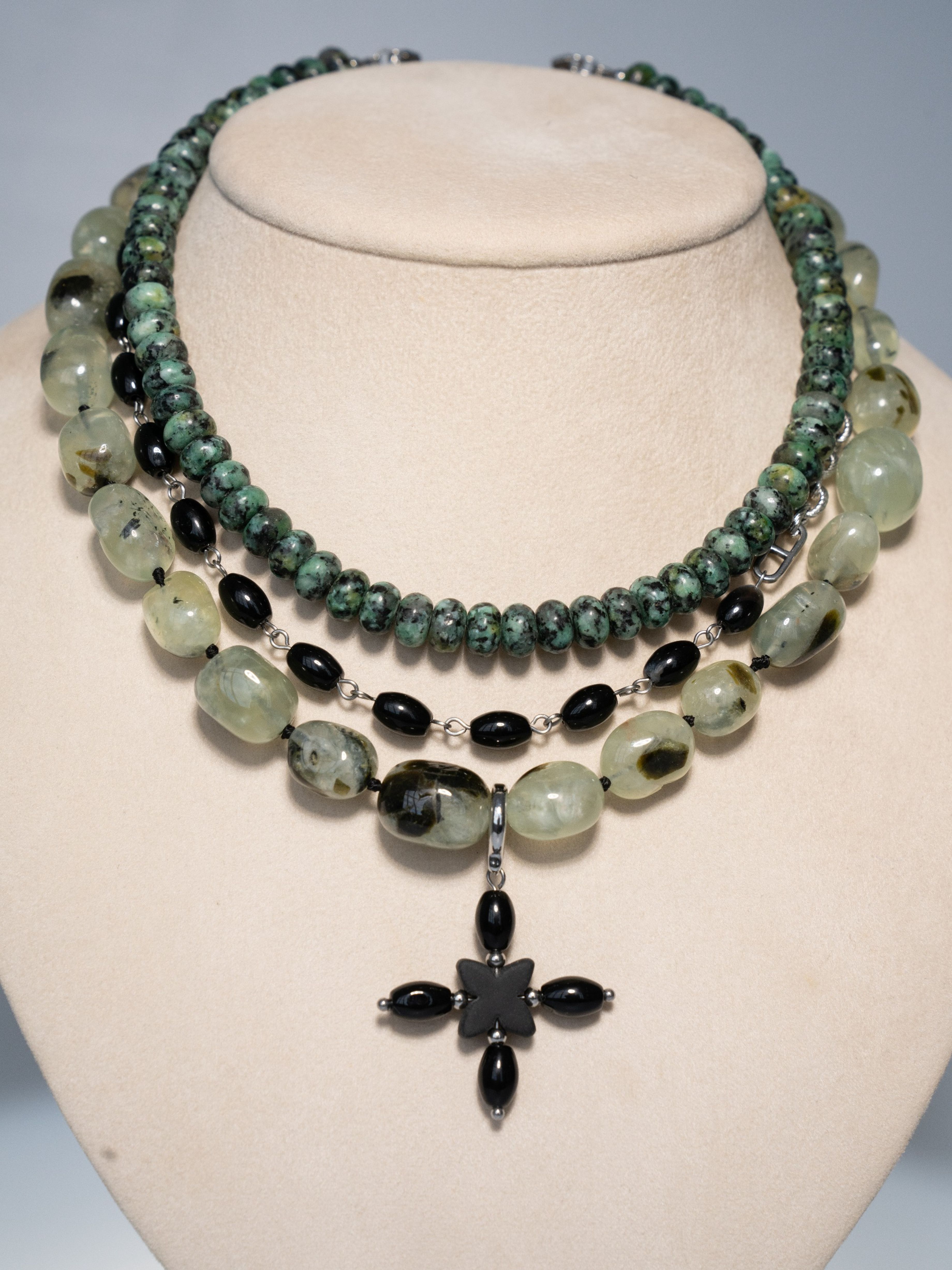 Фурнитуры из нержавеющей стали, бусины пренита, бусины африканской бирюзы, бусины черного агата.