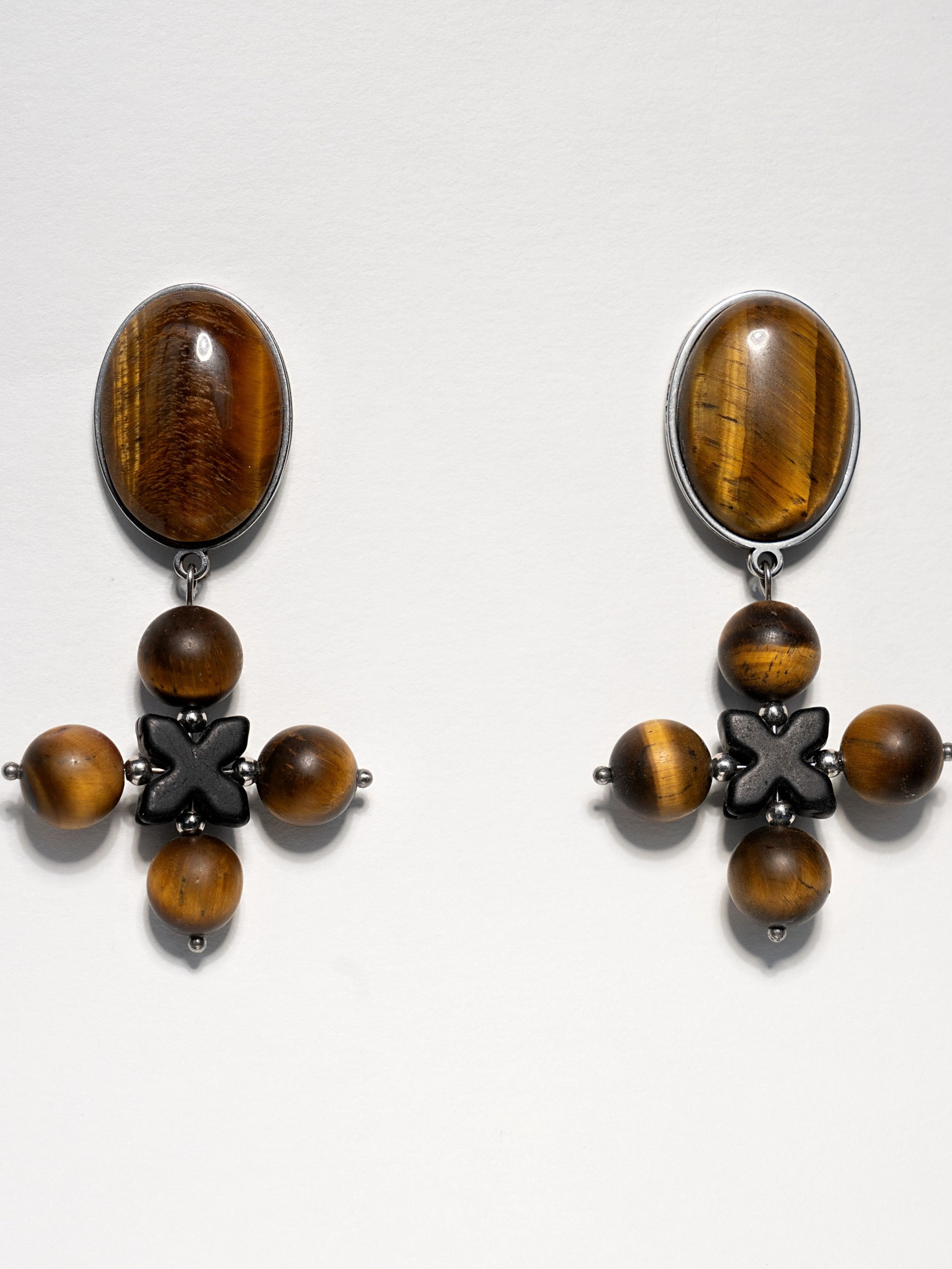 Застёжка- штифт из нержавеющей стали,  фурнитура из нержавеющей стали, бусины матового тигрового глаза, полимерная глина 